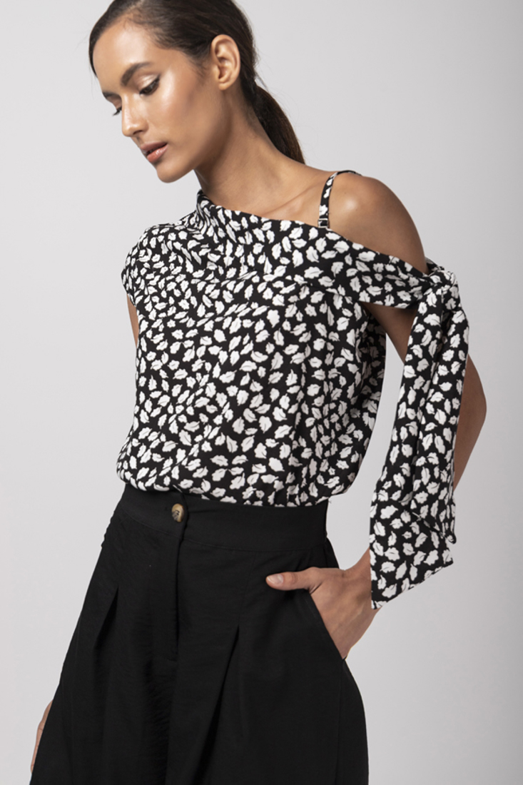 Picture of PRINTED BLOUSE WITH TYING ON SHOULDER