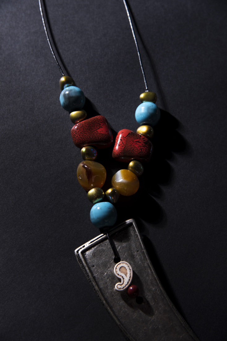 Picture of NECKLACE WITH CERAMIC STONES AND METALLIC ELEMENT (2)