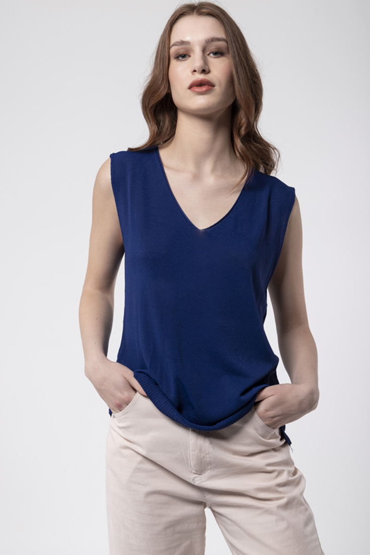 Picture of SLEEVLESS KNIT TOP
